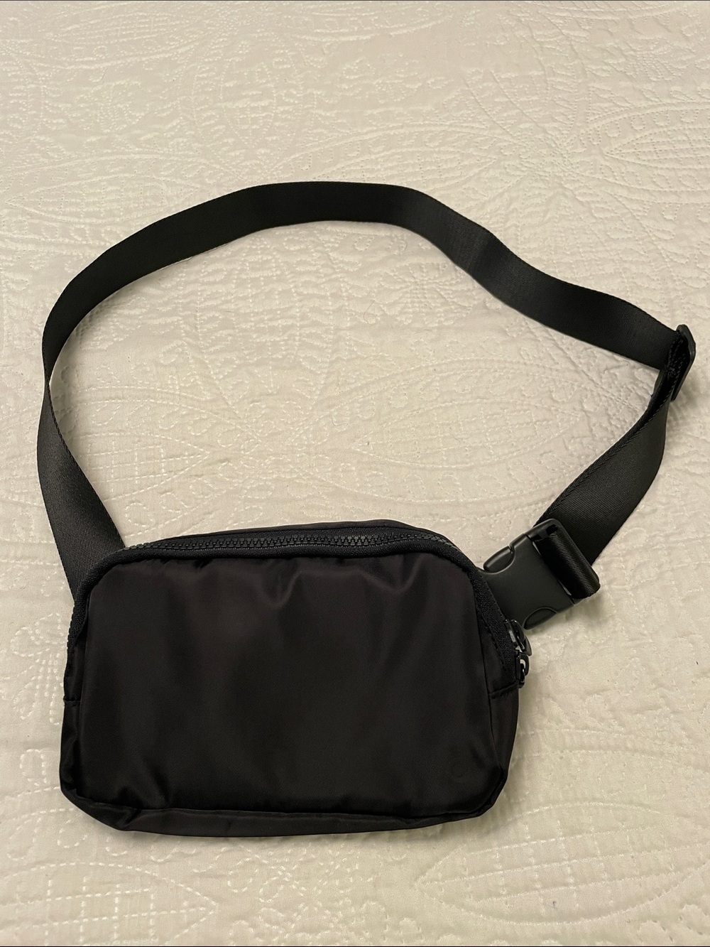 LIKE NEW GAP FIT Black Crossbody BELT BAD or Fanny Pack for Travel Workouts